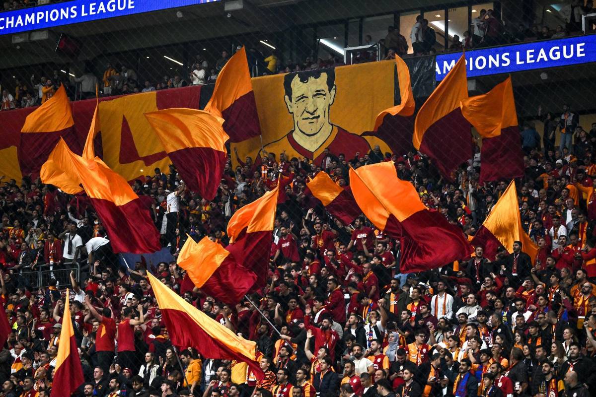Polémica por gol anulado a Galatasaray, pancartas en el estadio y se disculpa con Lamine