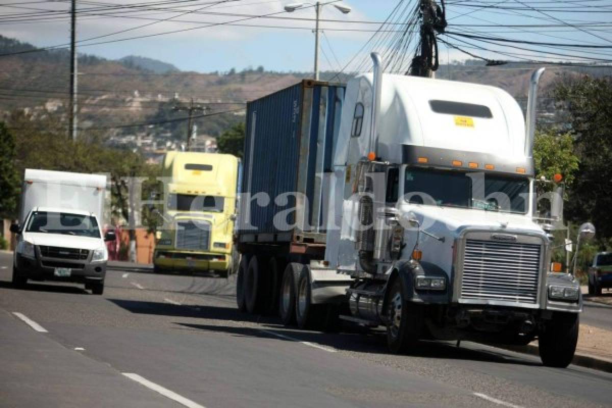 Las rastras son conducidas a gran velocidad en los bulevares, irrespetando el carril de carga pesada. Foto El Heraldo / Emilio Flores.