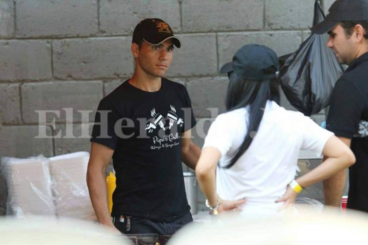 Cristopher Anariba, jugador del Honduras de El progreso, vende sus asados mientras su equipo prepara la final