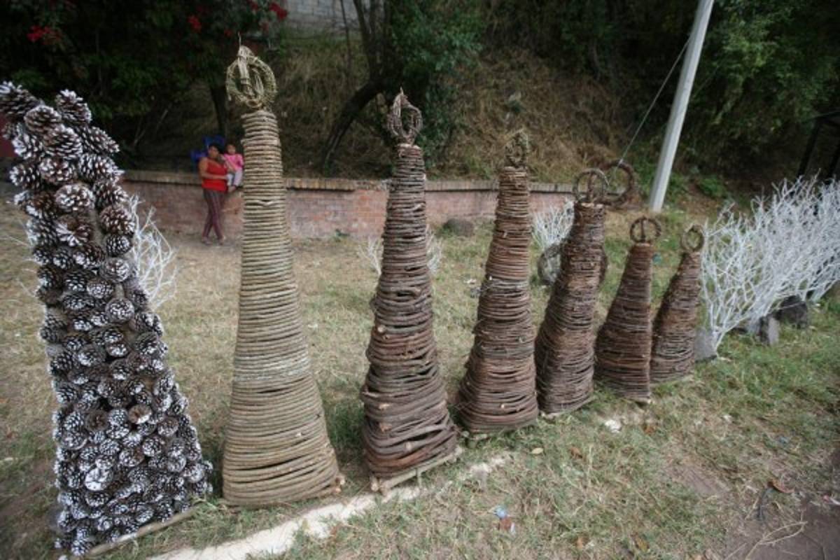 Auge comercial de adornos navideños en las salidas de Tegucigalpa