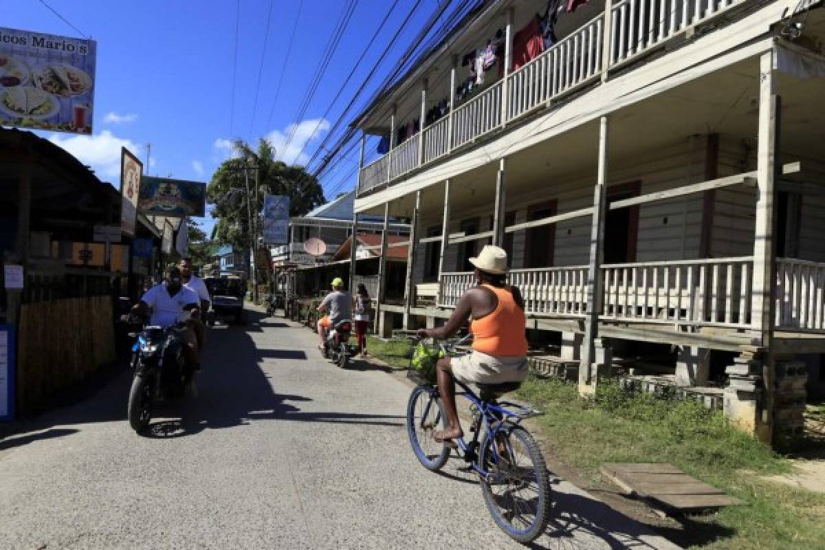 Sacan las botellas del mar en Utila y las usan para asfaltar sus calles