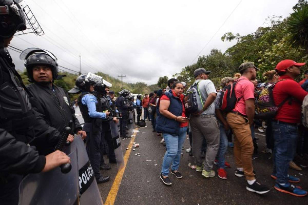Unos 300 migrantes permanecen en territorio hondureño porque las autoridades migratorias del país no extendieron pases para entrar a Guatemala. Foto / AFP