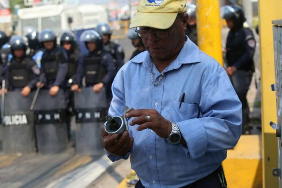 Enfrentamiento entre copines y policias frente a casa presidencial