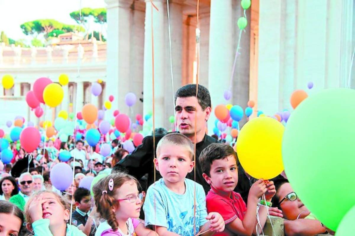 El papa Francisco cambia palomas de paz por globos