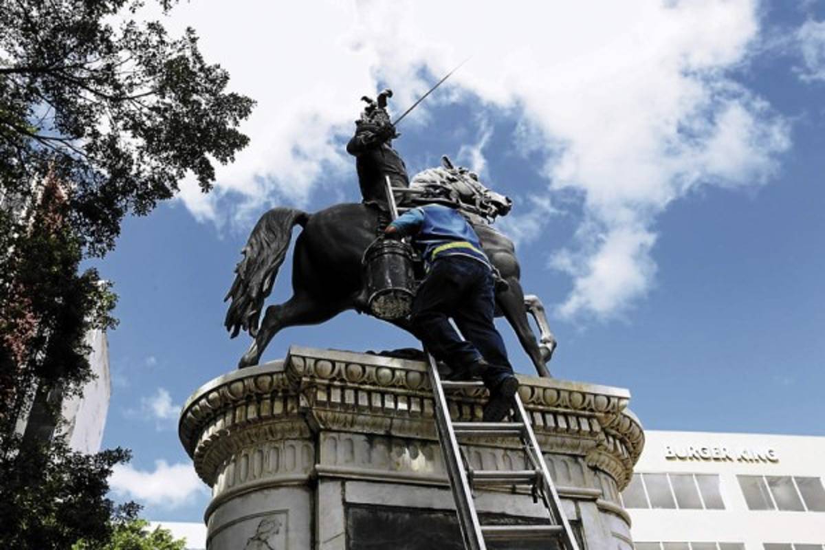Limpian estatua de prócer Morazán