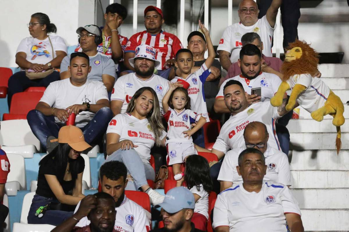 Muchas familias estan llegando al estadio Nacional para presencial el clásico entre Olimpia y Real España.