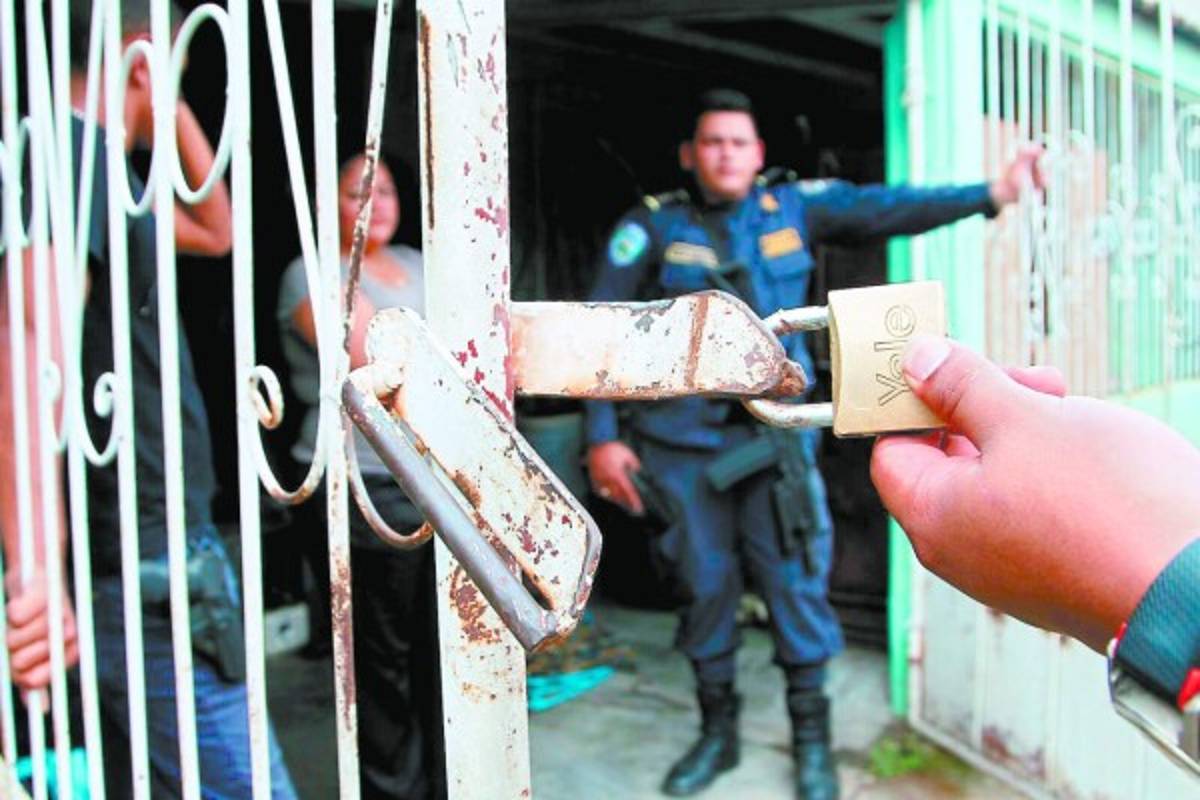 Fusina allana por error casa de policías