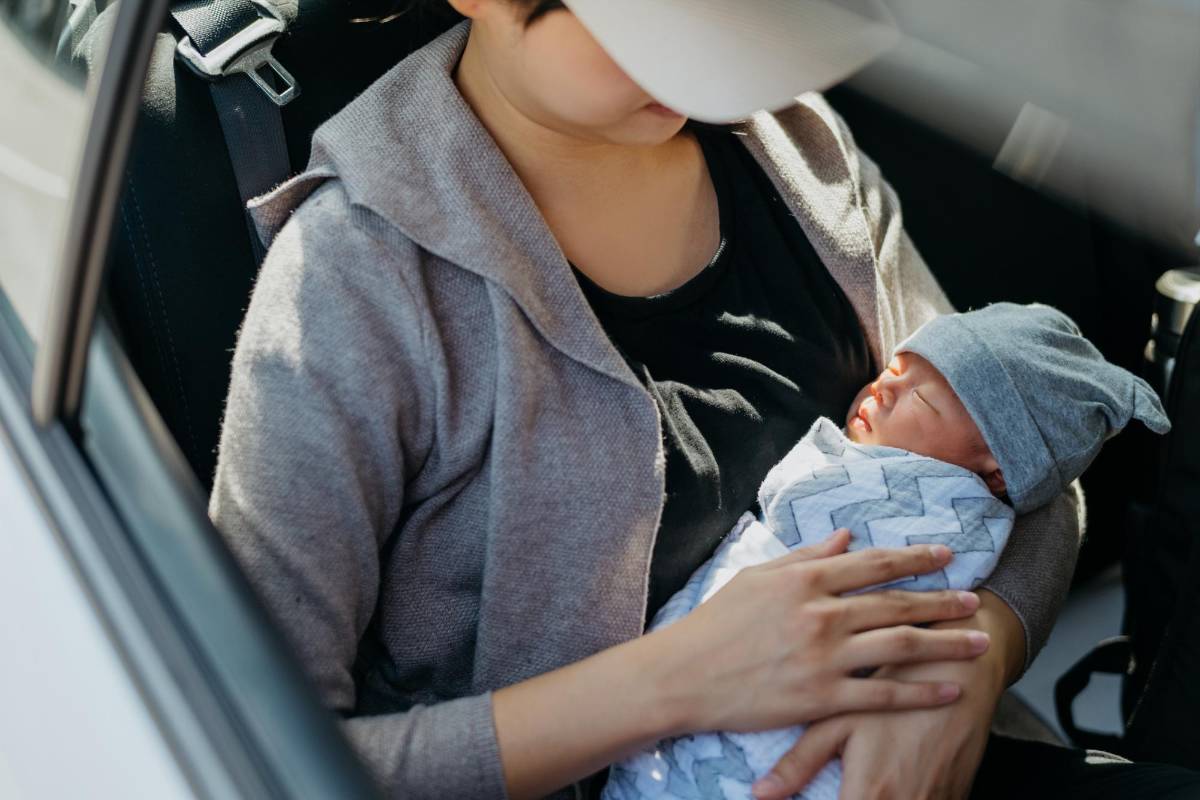 Desde que el bebé sale del hospital, debe ir en su silla, nunca en los brazos de alguien.