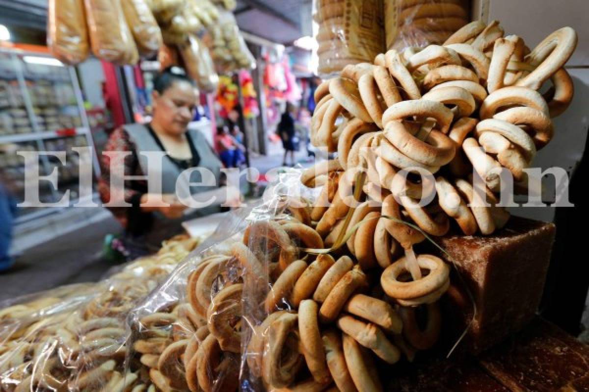 En el mercado San Isidro, sector colindante con el mercado Colón, las rosquillas se ofrecen a un lempira la unidad. Foto: Marvin Salgado.