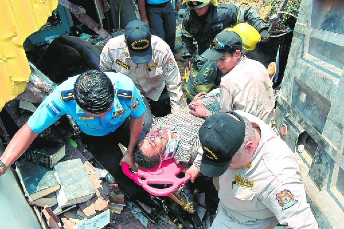 Exedil se salva de morir al estrellarse una volqueta en su bufete en San Pedro Sula
