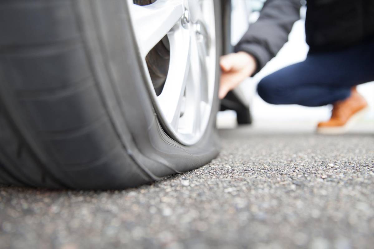 Una de las principales cosas que hay que cuidar si se va a viajar en carretera son los neumáticos, sobre todo si se va a altas velocidades, ya que tienen más posibilidades de estallar en el camino.