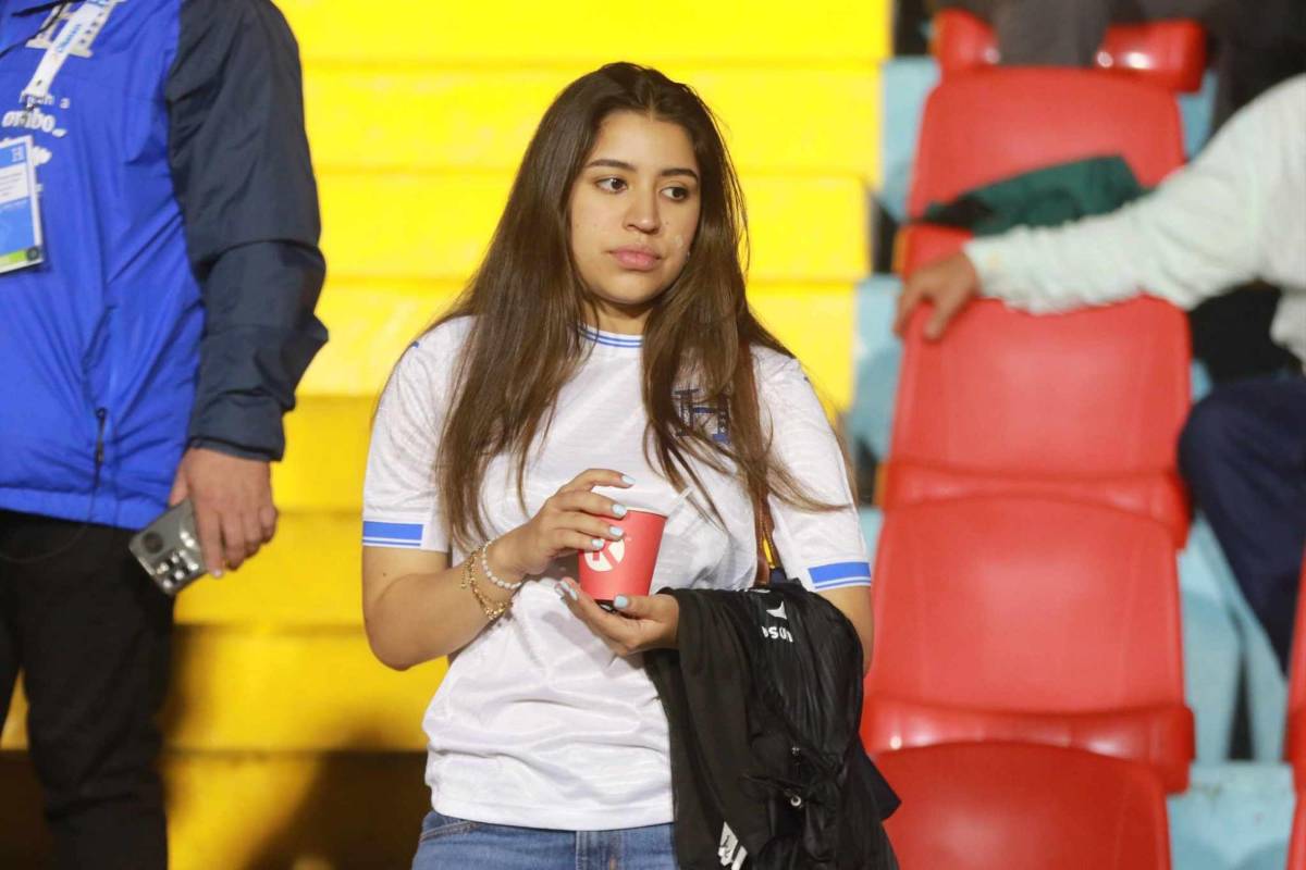 El Nacional se llena de bellas chicas para partido de Honduras ante Antigua y Barbuda