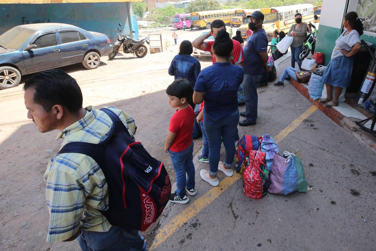 Éxodo de viajeros capitalinos a los pueblos y playas del interior de Honduras