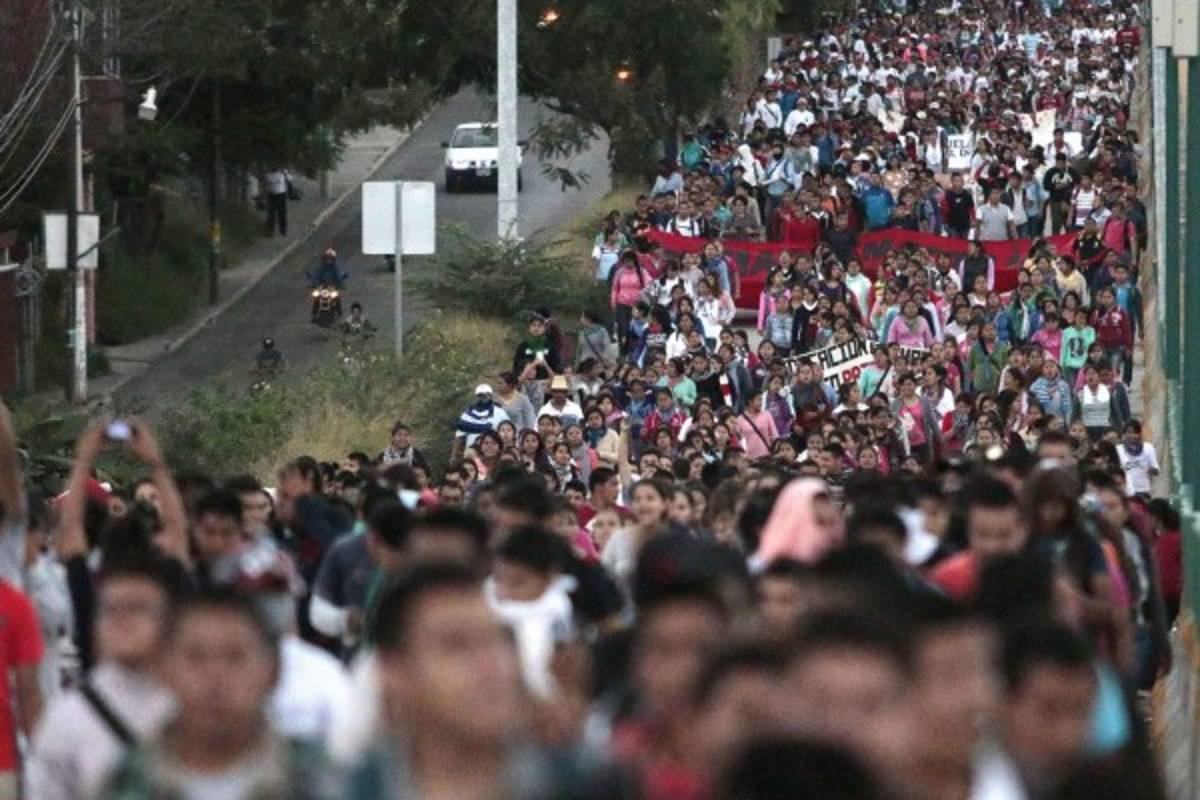 Miles salen a las calles en aniversario de los 43