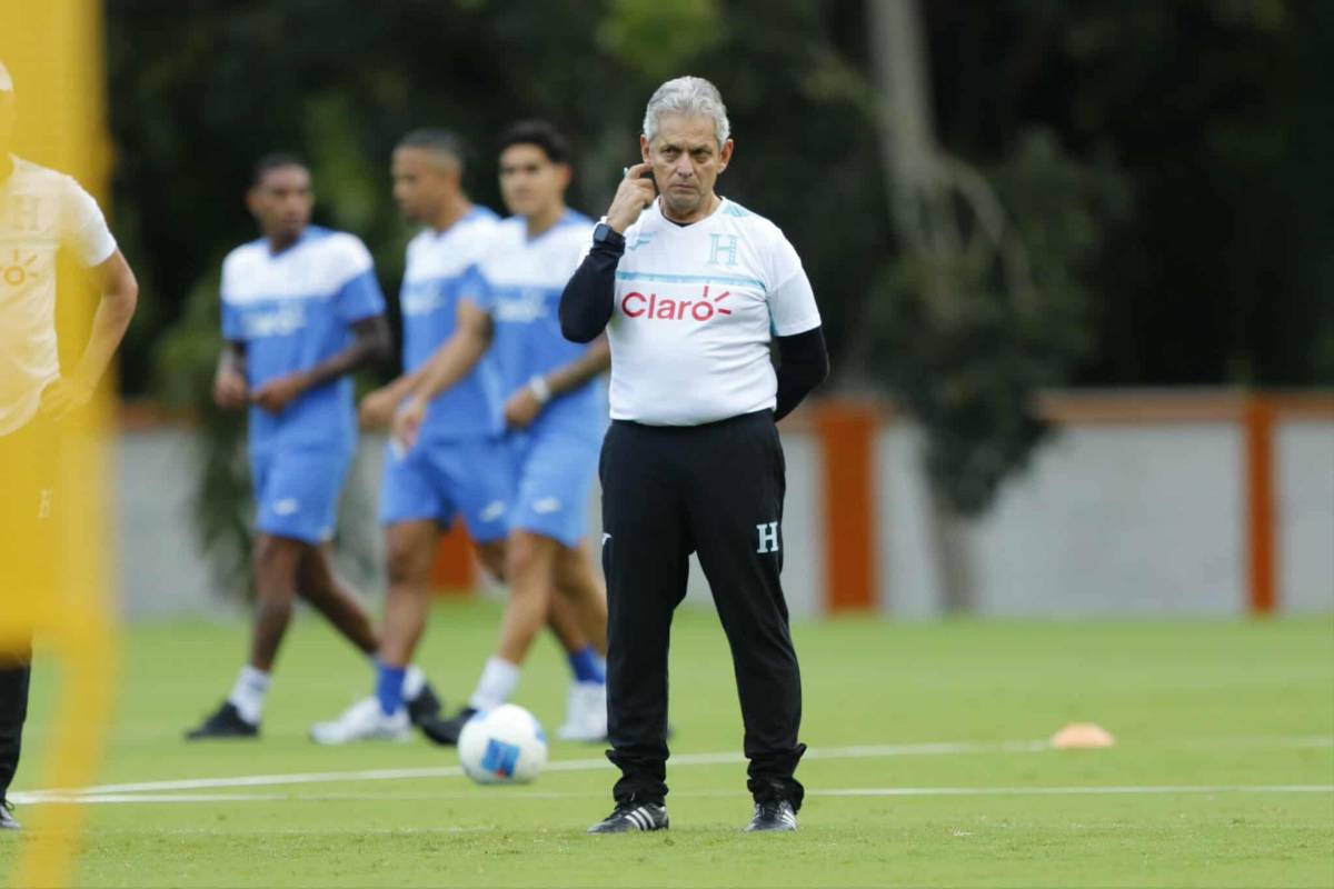 Bella chica llegó a entreno de Honduras y la alegría que causó arribo de Palma y Rivas