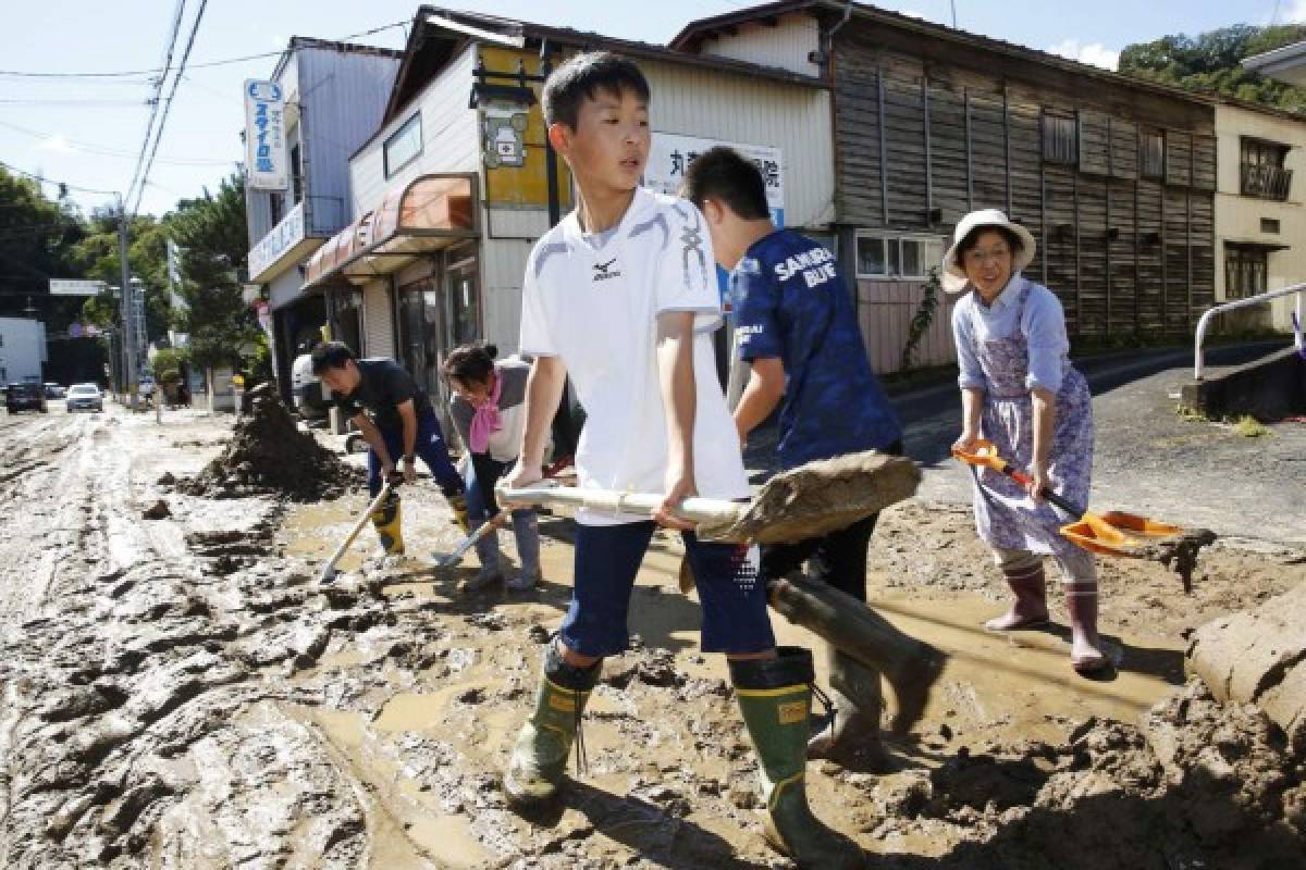 Estudiantes y vecinos retiran lodo en una localidad afectada por el tifón Hagibis en Marumori, prefectura de Miyagi, en el norte de Japón, el domingo 13 de octubre de 2019. Foto: AP.