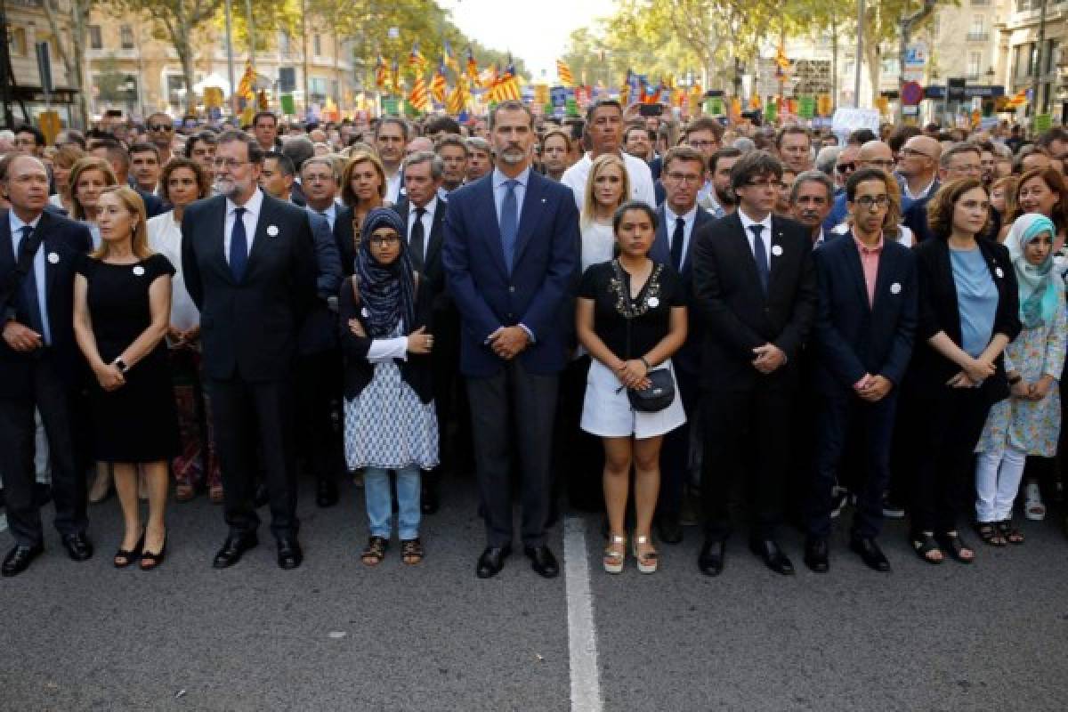 El rey Felipe acudió al homenaje per fue abucheado por manifestantes con banderas independentistas catalanas entre la multitud. (Foto: AFP/ El Heraldo Honduras/ Noticias de Honduras)
