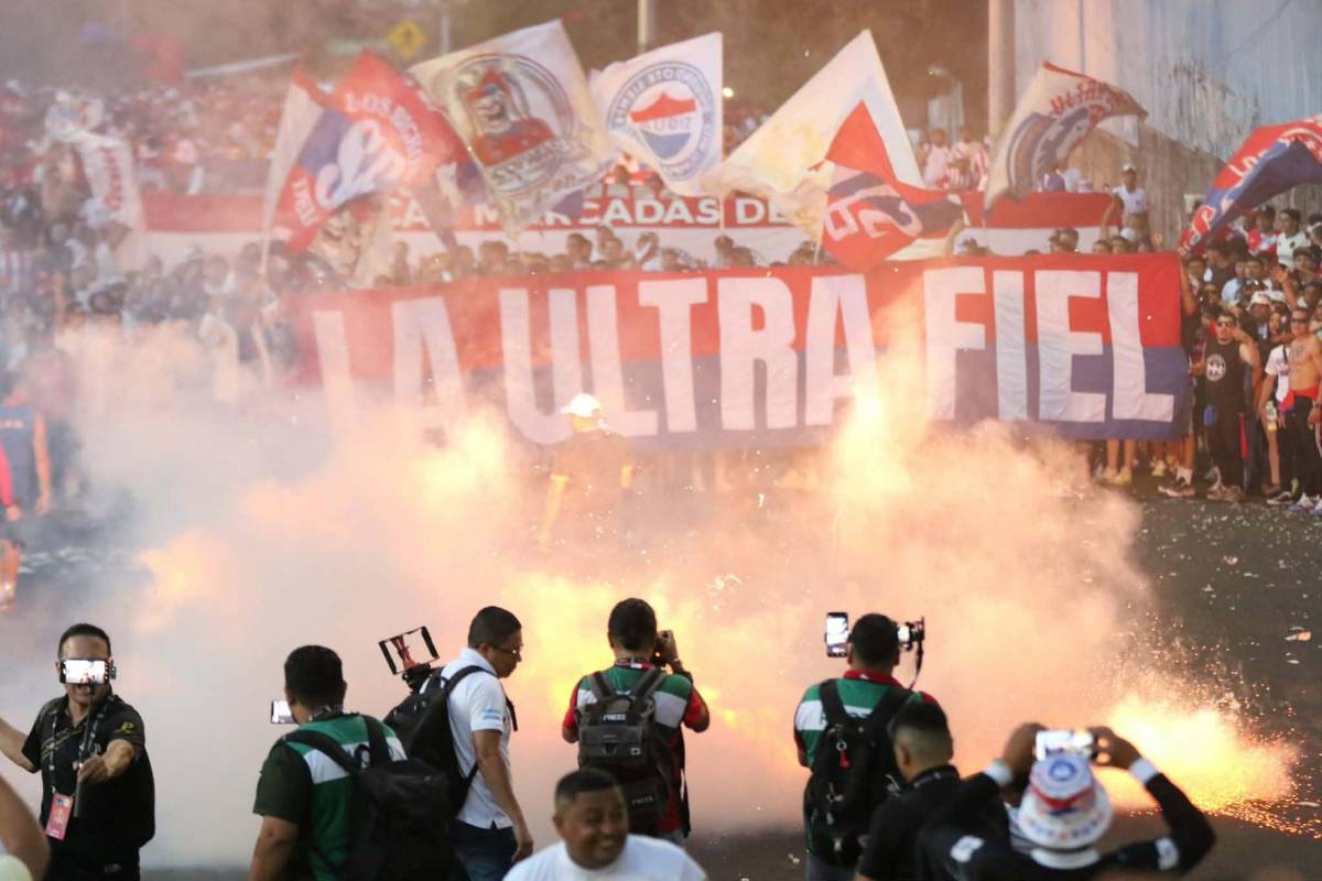 La enorme llegada de la Ultra Fiel para decisivo juego de Olimpia ante Saprissa