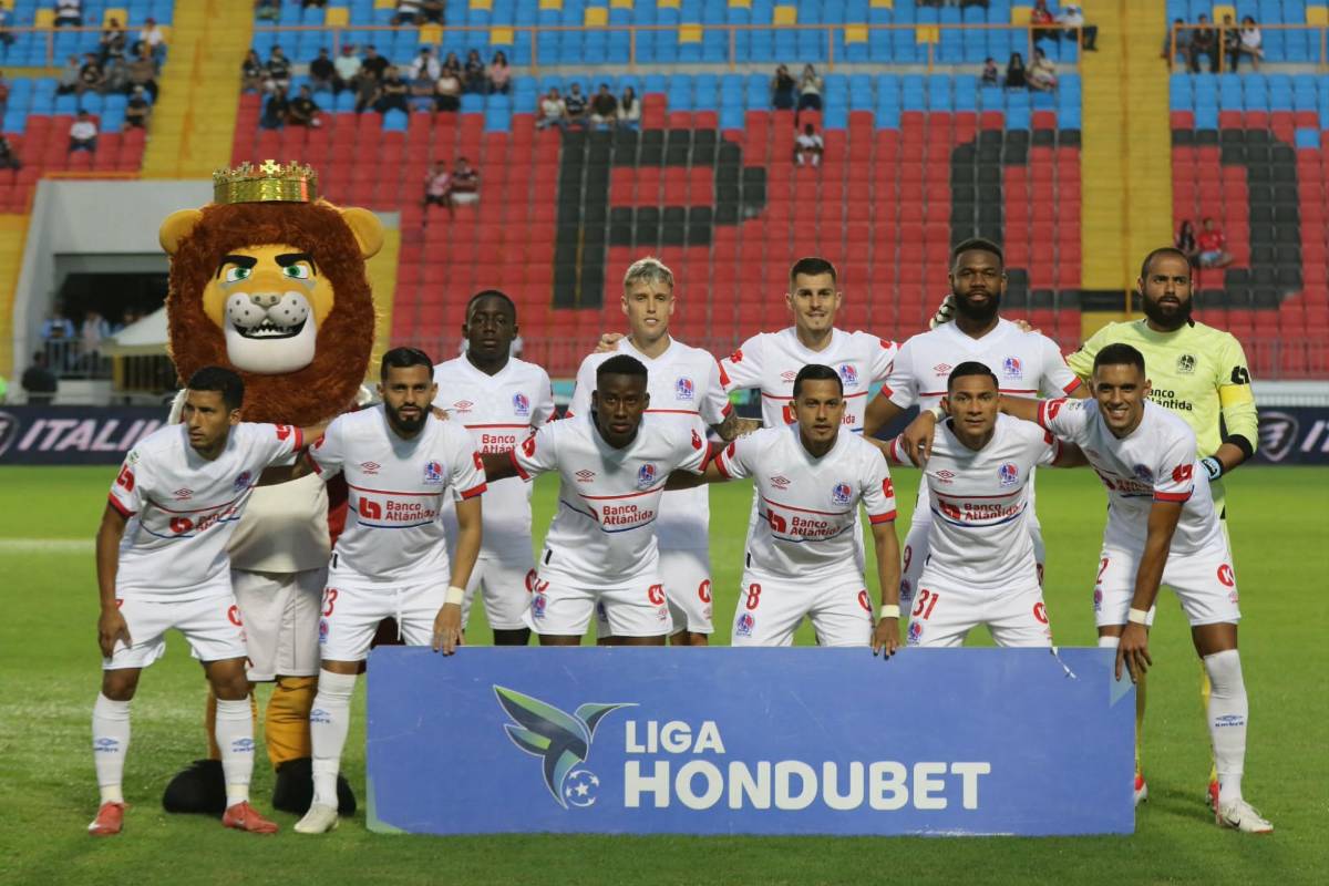 Menjívar enciende a la Revo, polémica bronca del Olimpia con el árbitro y De Olivera salvó a Motagua