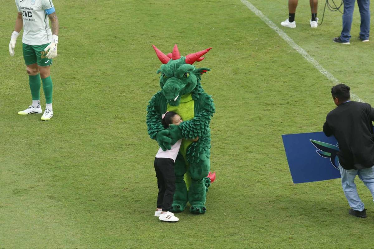 Bellas chicas se roban las miradas, abrazo al monstruo y técnico espiaba a sus rivales