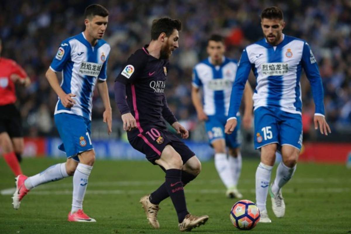 El Barcelona gana el derbi al Espanyol con doblete de Suárez y sigue líder