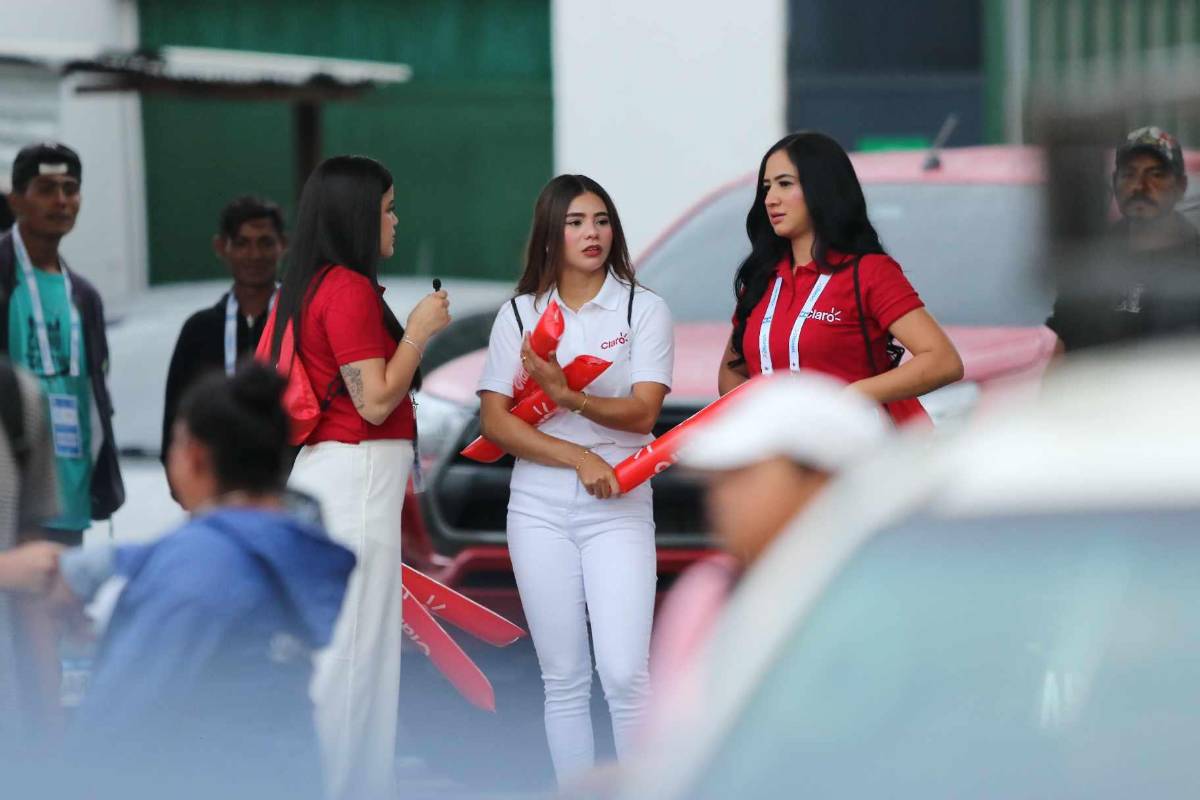 El Nacional se llena de bellas chicas para partido de Honduras ante Antigua y Barbuda