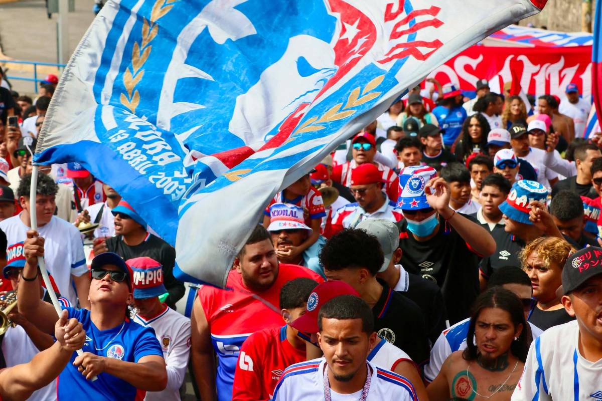 Olimpia vs Motagua: Ambiente, lindas periodistas deslumbran y barra se enfrenta a la Policía Nacional