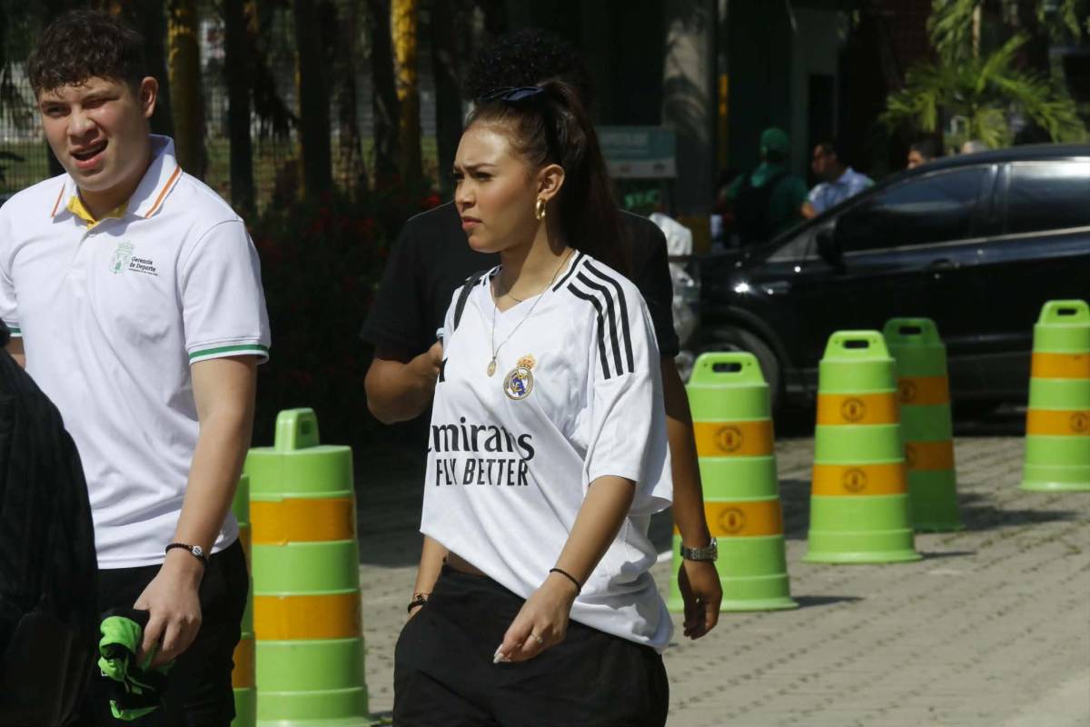 Gringas y periodista se roban el show: Las bellas chicas en la final Marathón vs Olimpia