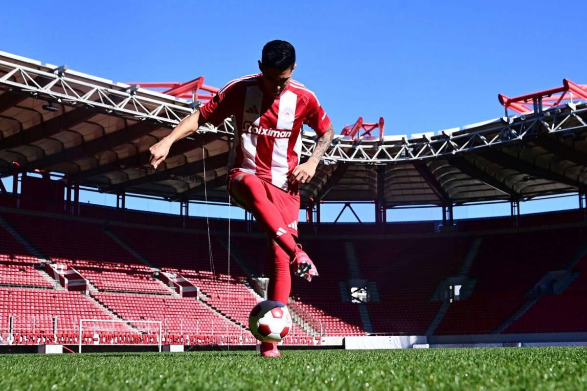 Luis Palma es presentado con el Olympiacos de Grecia al lado de lujoso carro
