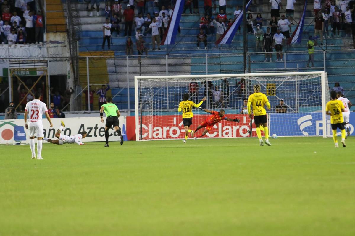 Goles, celebraciones, ambiente y jugadas: imágenes del clásico moderno