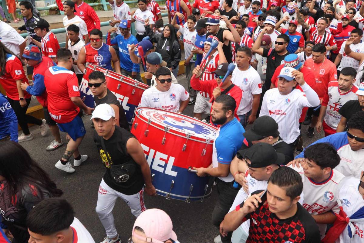 ¡Fiesta total! Así llegaron las barras de Olimpia y Marathón al estadio Nacional