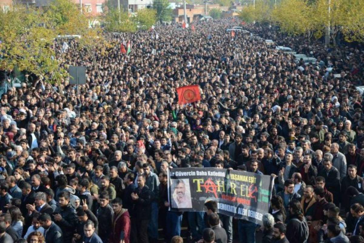 Miles de personas asisten al funeral de destacado abogado kurdo muerto a tiros  