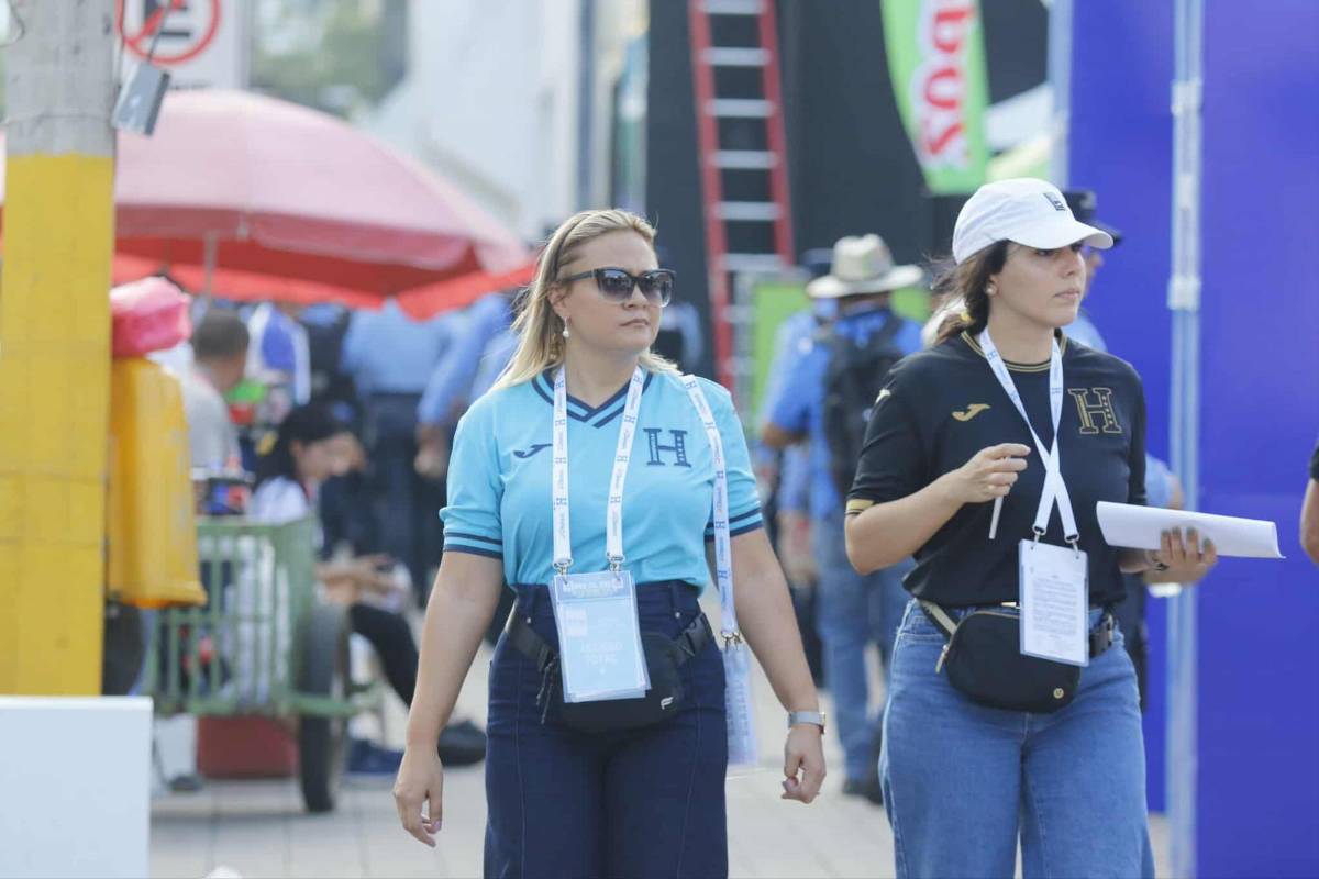 Honduras vs Costa Rica: Las lindas chicas que engalanan la previa del partido en el Morazán