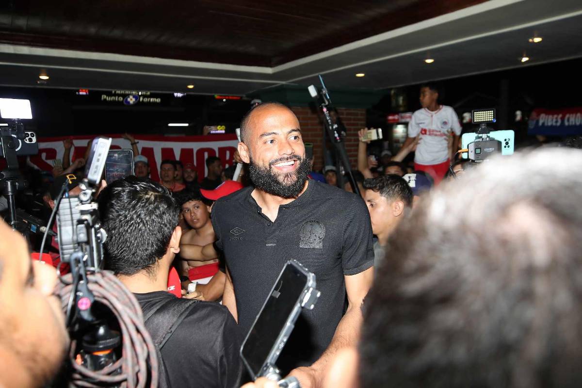 ¡Alegría de Espinel y selfie de Edwin! Banderazo de la Ultra Fiel a Olimpia previo a la gran final
