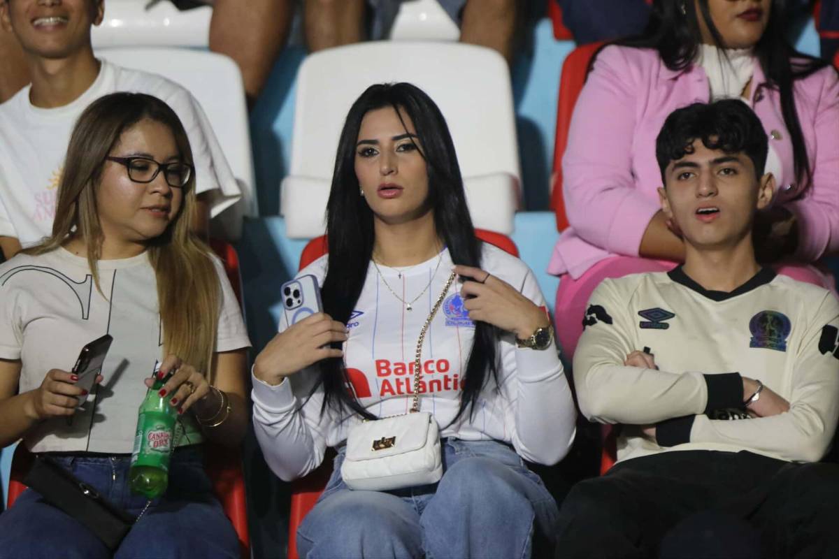 Periodista y pelirroja cautivaron: Las lindas chicas que llegaron al clásico Olimpia vs Motagua