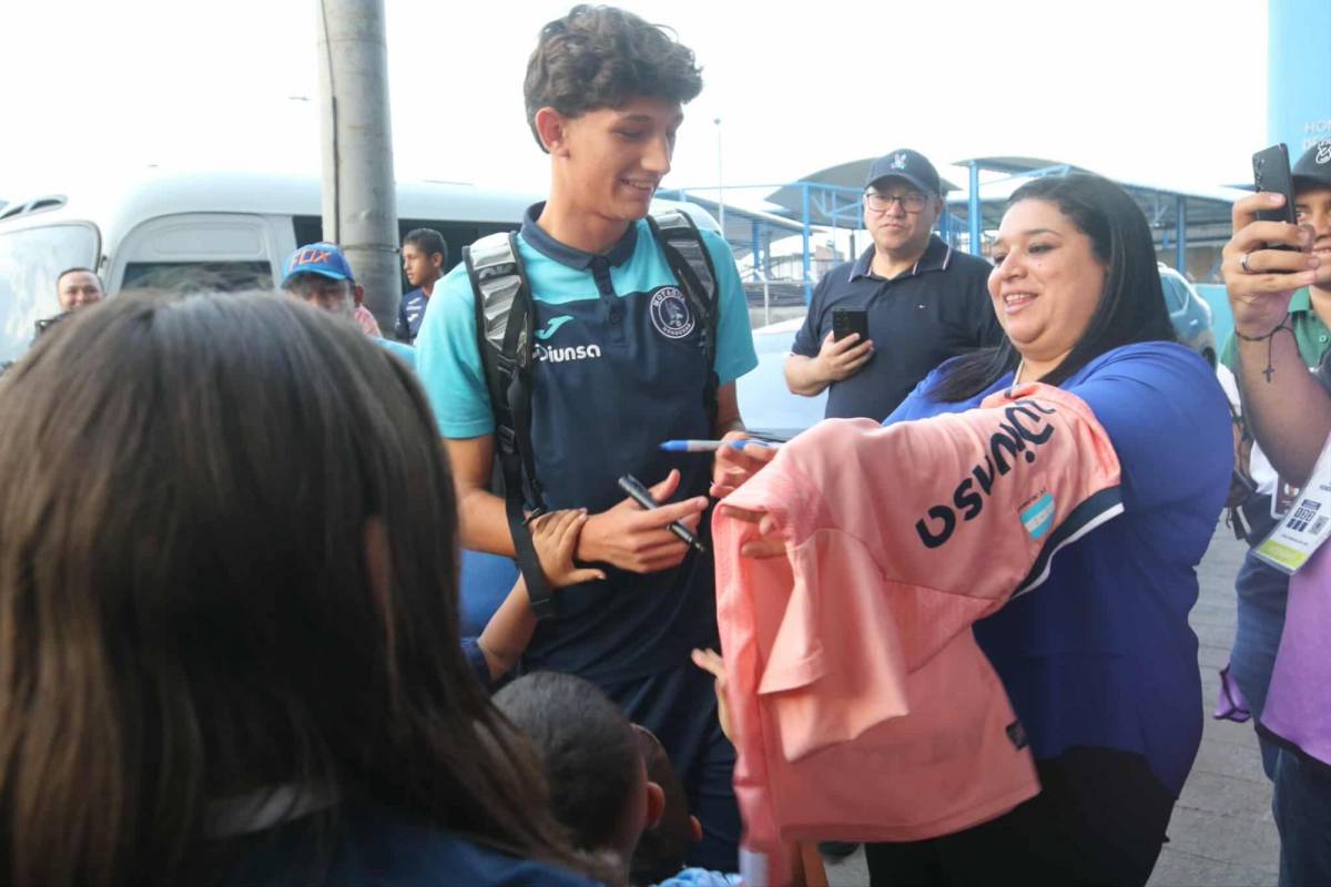 Sorpresa con lo que hizo Mathías Vázquez, lindas chicas y ambientazo previo al Motagua vs Génesis Sorpresa con lo que hizo Mathías Vázquez, lindas chicas y ambientazo previo al Motagua vs Génesis