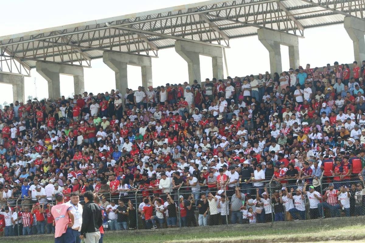 Belleza, pelea de gallos, locura por Olimpia a Danlí y curiosa llegada del Estrella Roja