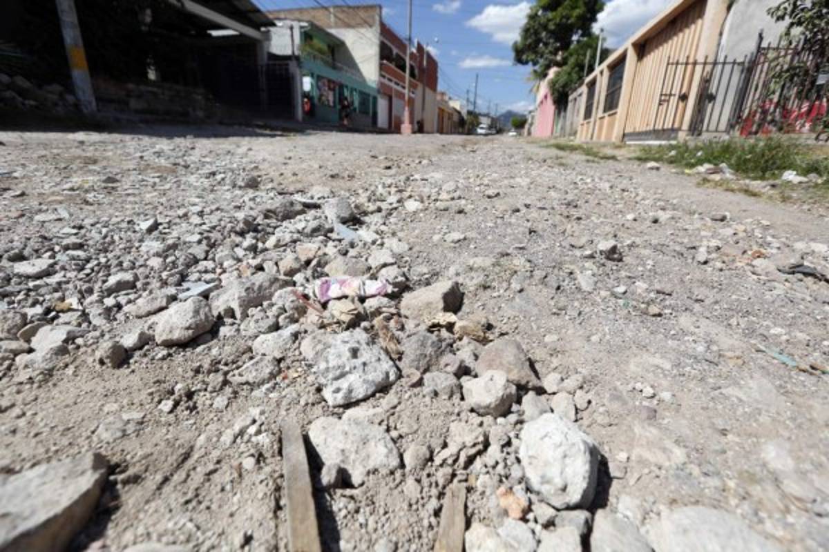 Pobladores siguen a la espera de que les pavimenten calles y avenidas