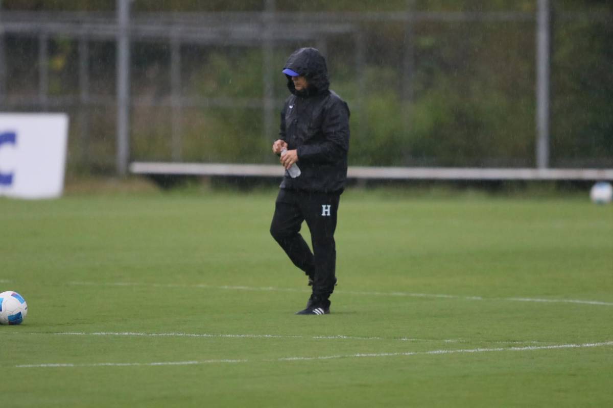 Honduras entrena bajo la lluvia y con mucha seriedad previo a partido ante Haití