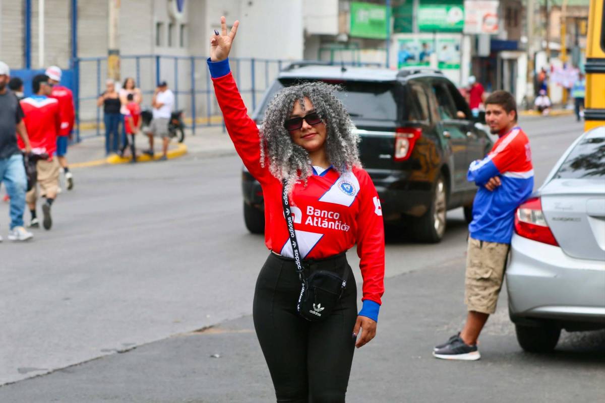 Olimpia vs Motagua: Ambiente, lindas periodistas deslumbran y barra se enfrenta a la Policía Nacional