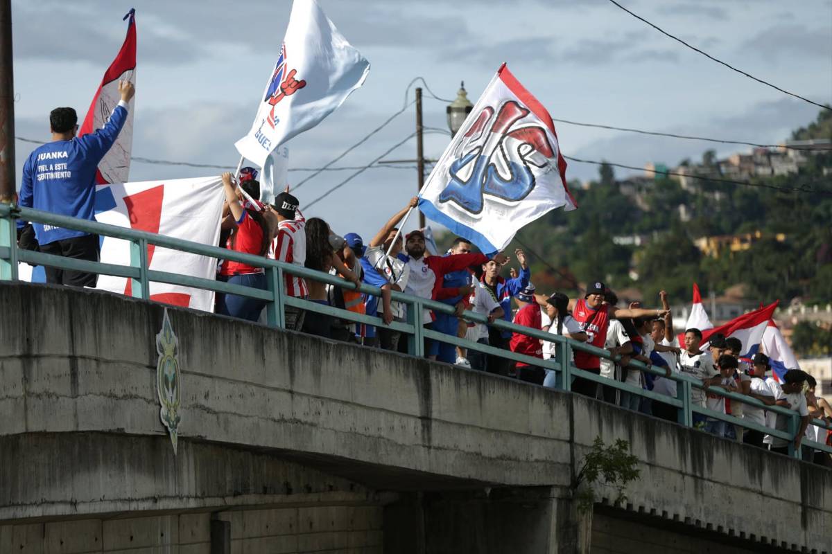 La Ultra Fiel prendió el clásico: bengalas, cánticos y pasión en el Chelato Uclés