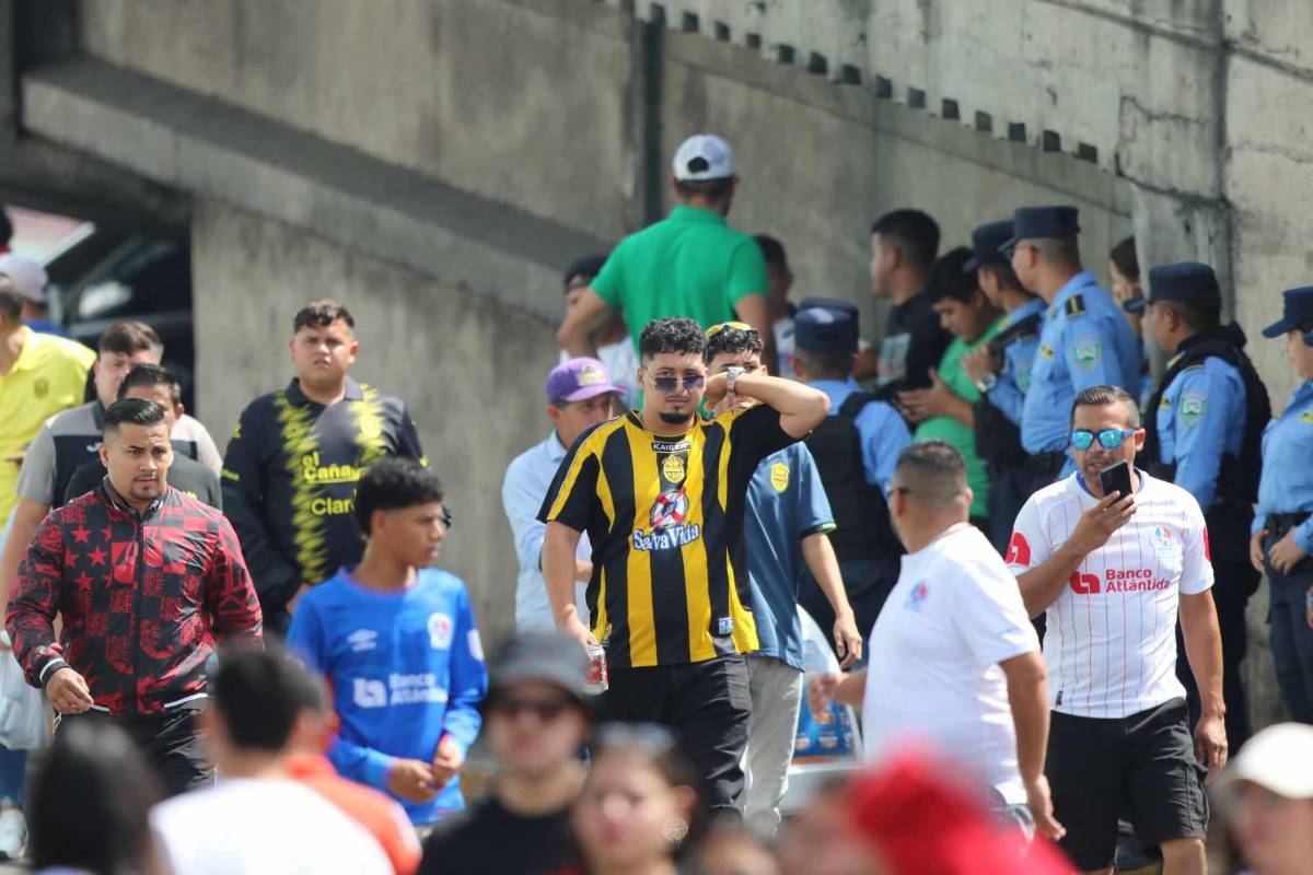 Recibimiento hostil, jugadores llegan de civil y fiesta olimpista previo a final ante Real España
