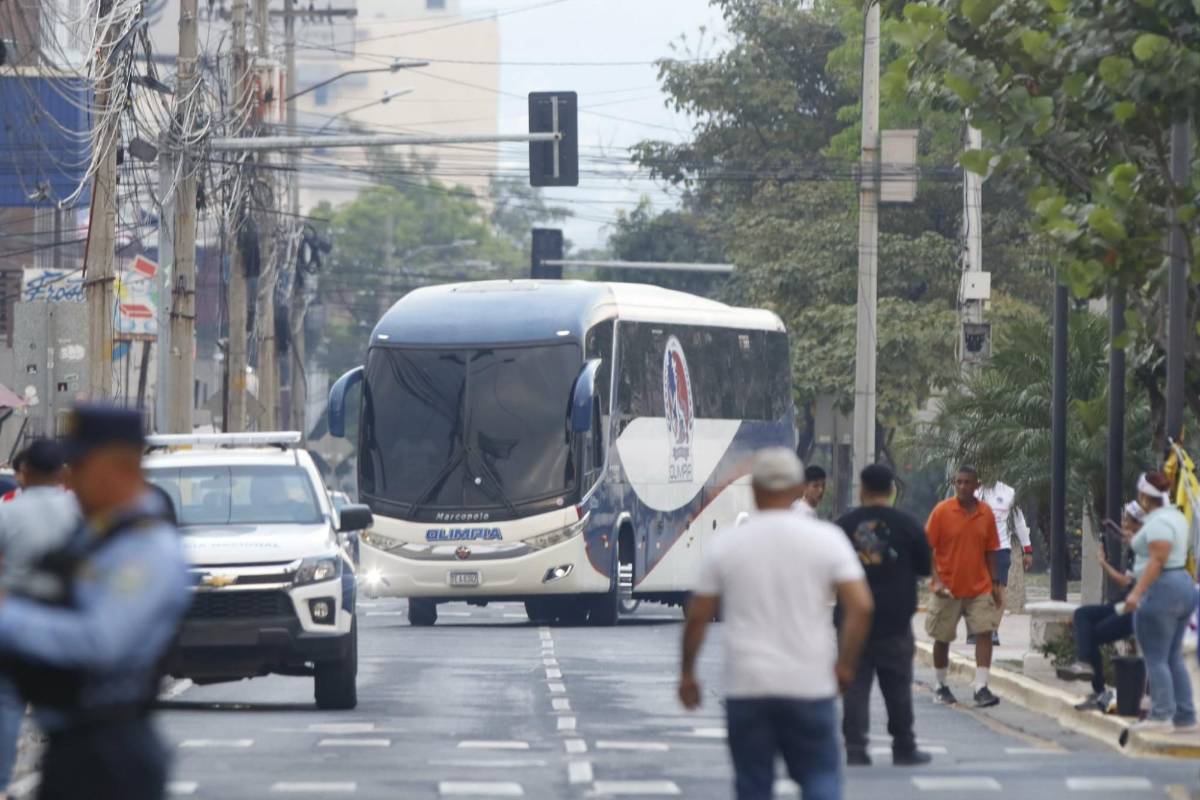 Linda aficionada deslumbra, el Morazán blindado y ambientazo previo al Real España vs Olimpia