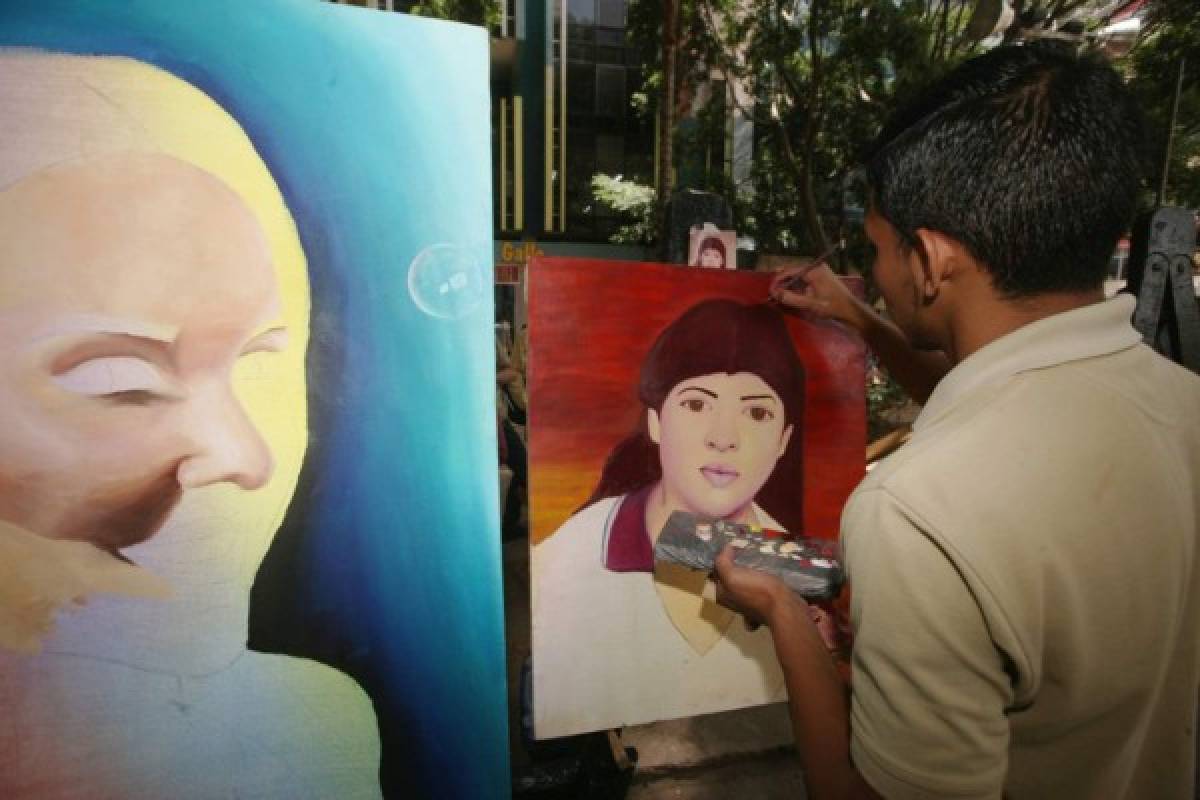 Alumnos de Bellas Artes realizan muestra de arte en la Plaza Central