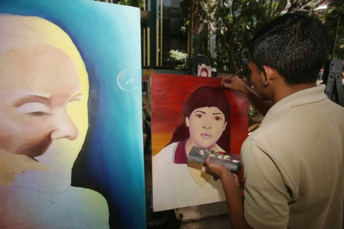 Alumnos de Bellas Artes realizan muestra de arte en la Plaza Central
