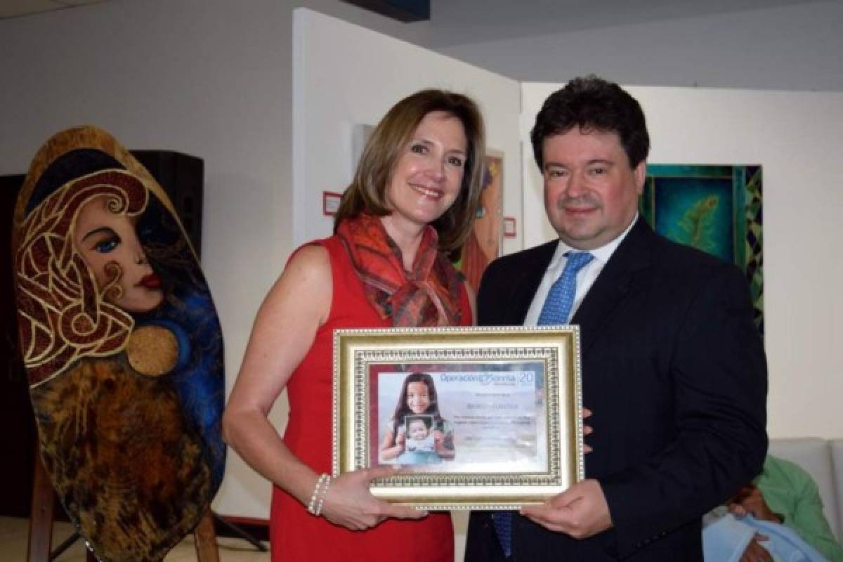 En nombre de Banco Atlántida, Guillermo Bueso, su presidente ejecutivo entregó donativo a favor de Operación Sonrisa