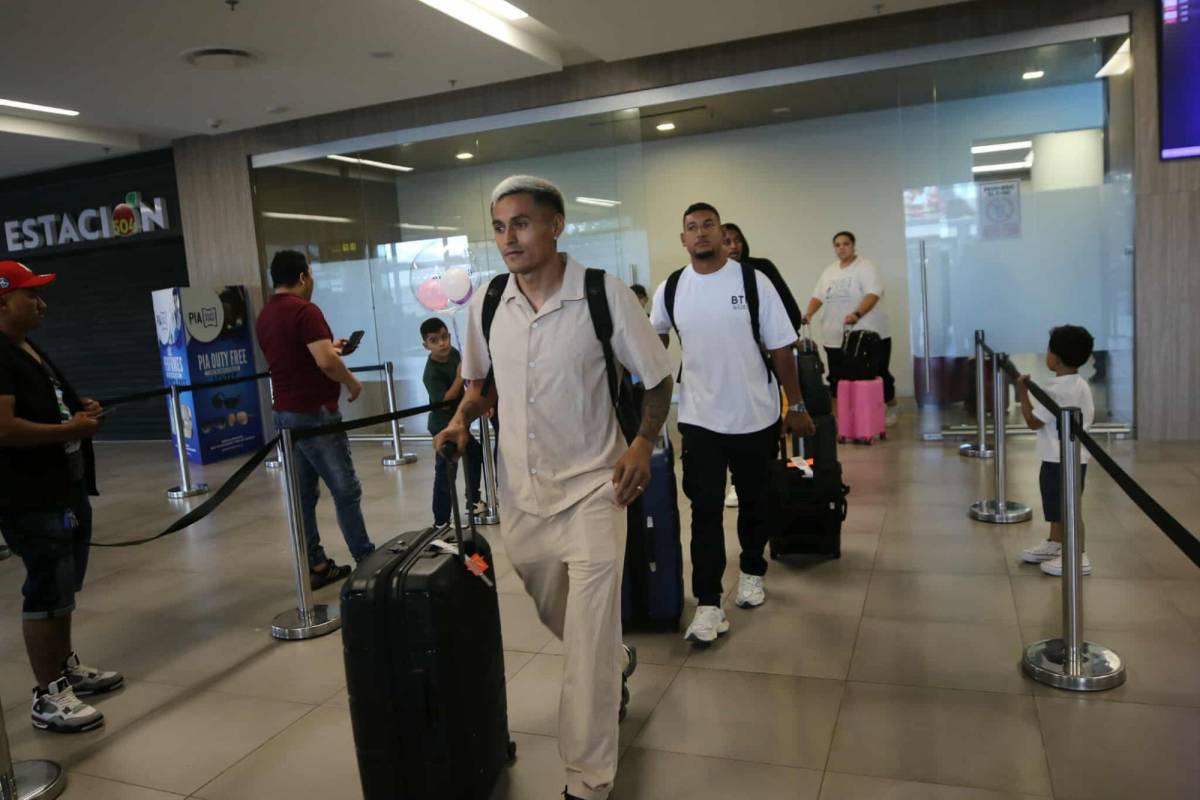 Quioto recibe propuesta y linda chica cautivó en llegada de legionarios a Honduras