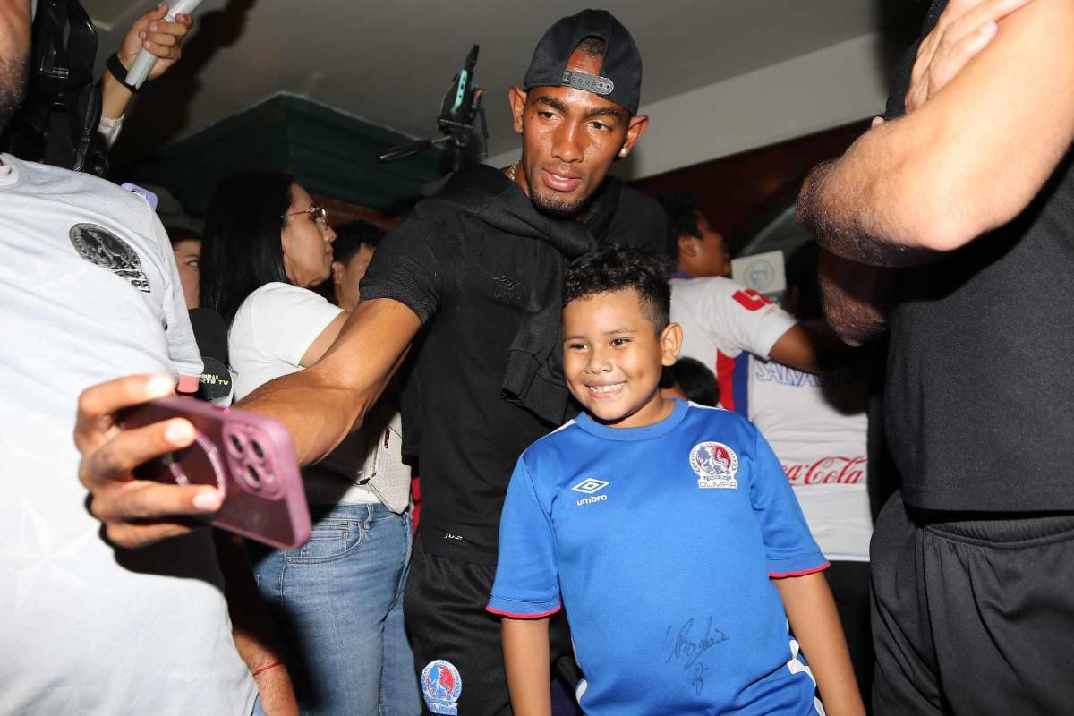 ¡Alegría de Espinel y selfie de Edwin! Banderazo de la Ultra Fiel a Olimpia previo a la gran final