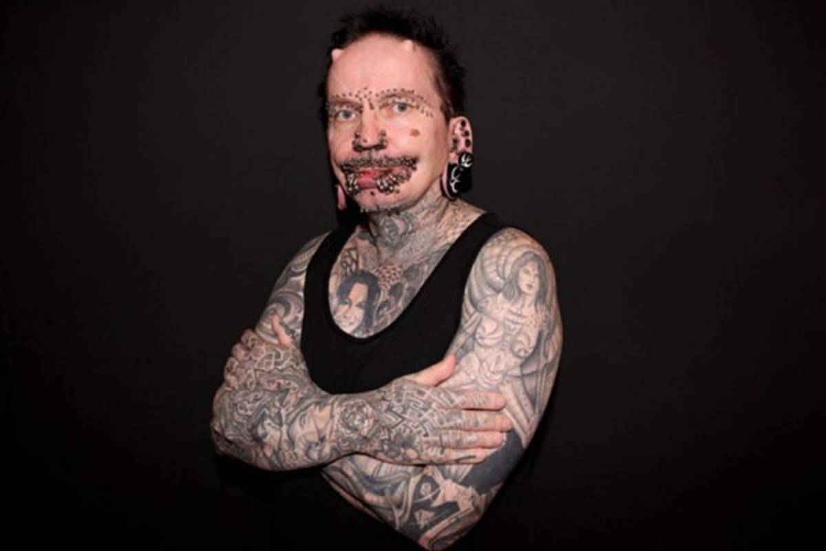 Dubái niega entrada al hombre con más piercings en el mundo