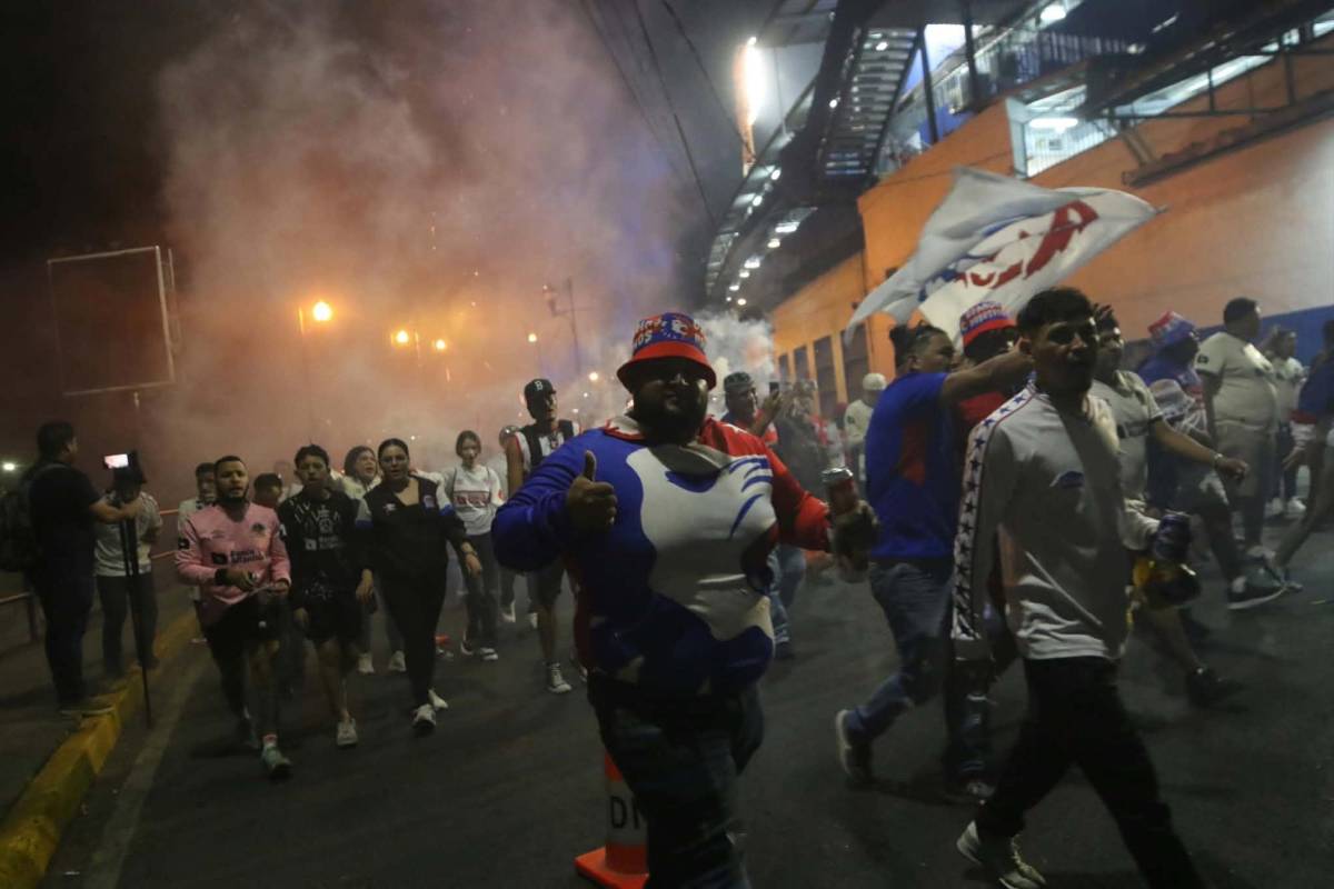 Enmascarado sorprende y lo que hizo linda chica: Llegada de la Ultra al Olimpia vs Cartaginés
